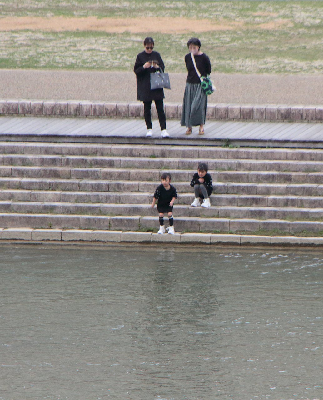 �q�ǂ��͐΂𓊂������Ȃ�